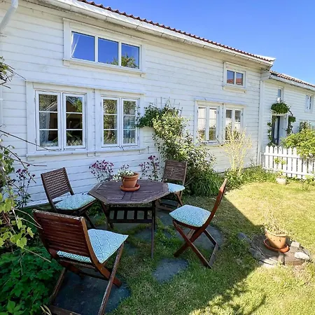 4 Værelses Hyggeligt Hjem I Flekkerøy